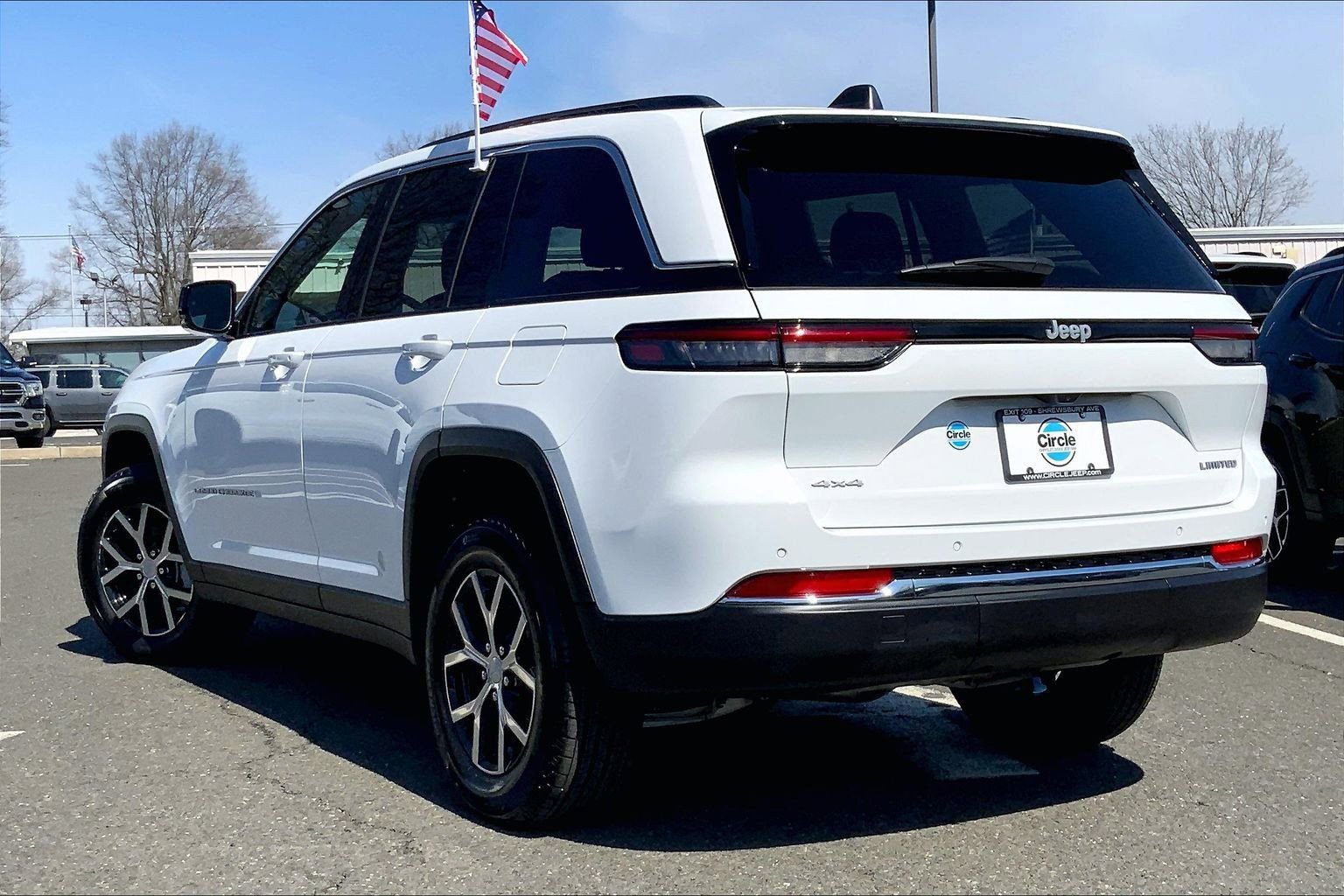 Used 2024 Jeep Grand Cherokee Limited AWD/4WD image 11