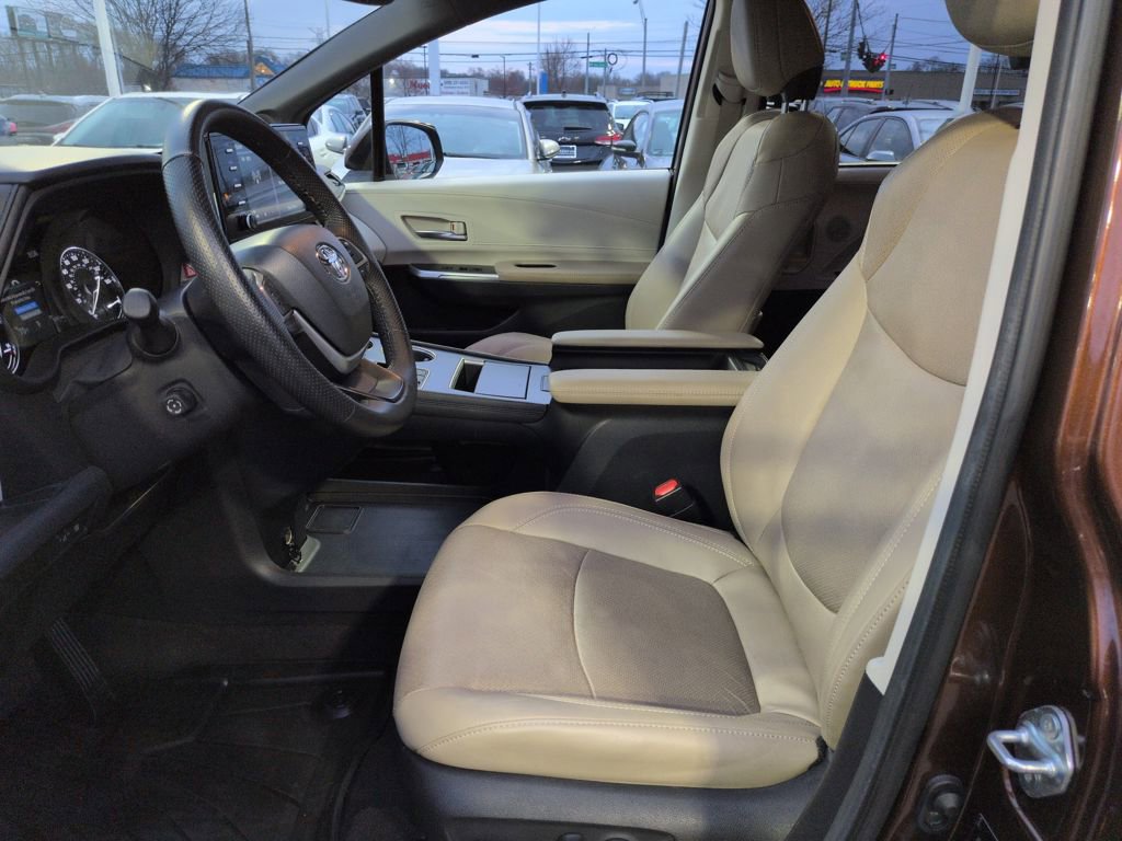 Certified 2024 Toyota Sienna Limited FWD image 9