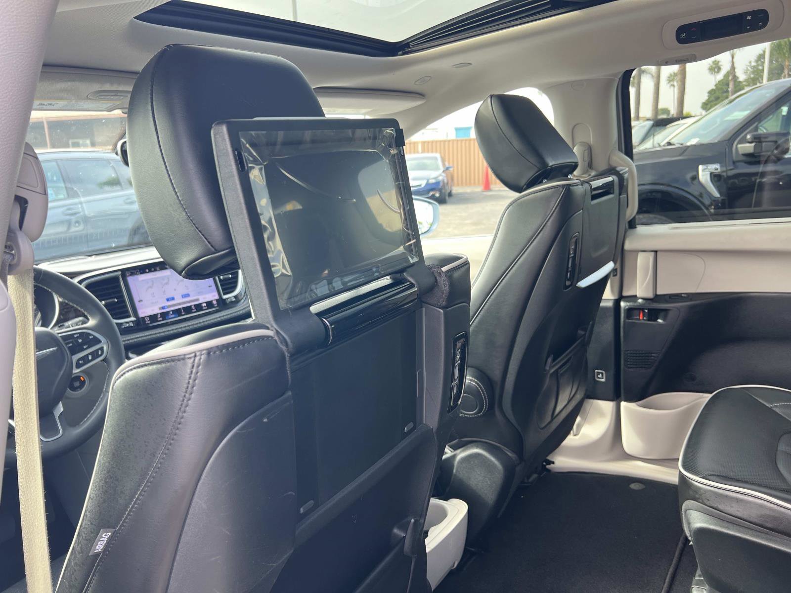 Used 2022 Chrysler Pacifica Limited w/ Uconnect Theater Family Group image 25