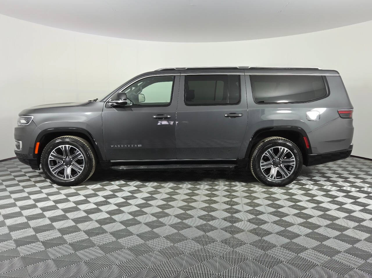 Used 2024 Jeep Wagoneer L Series II w/ Flexible Seating Group AWD/4WD image 4