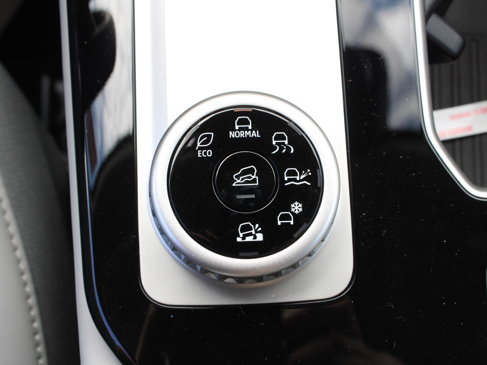 New 2025 Mitsubishi Outlander SE image 23