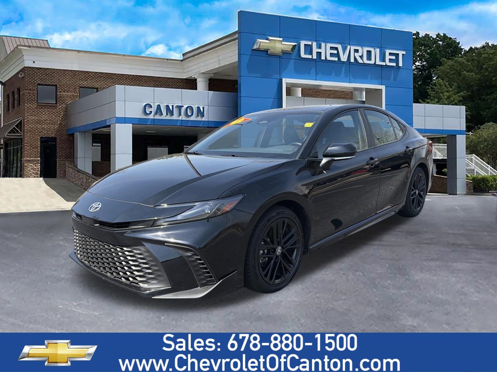 Used 2025 Toyota Camry SE image 1