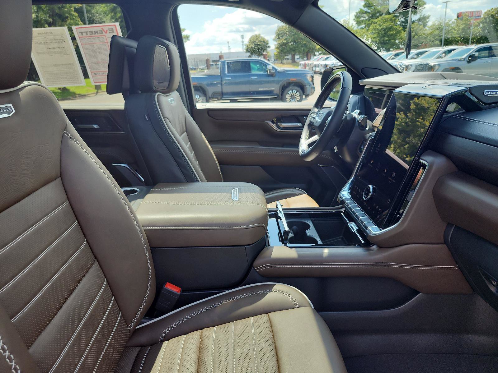 Certified 2025 GMC Yukon Denali Ultimate AWD/4WD image 9