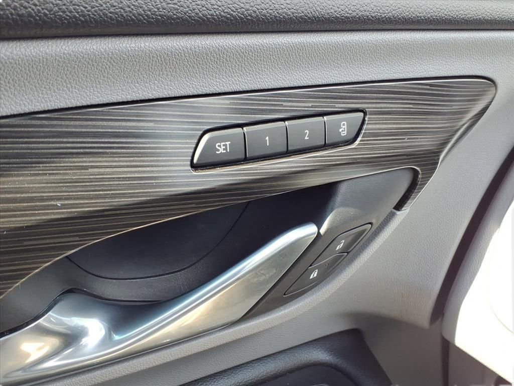 Used 2024 GMC Terrain SLT image 28