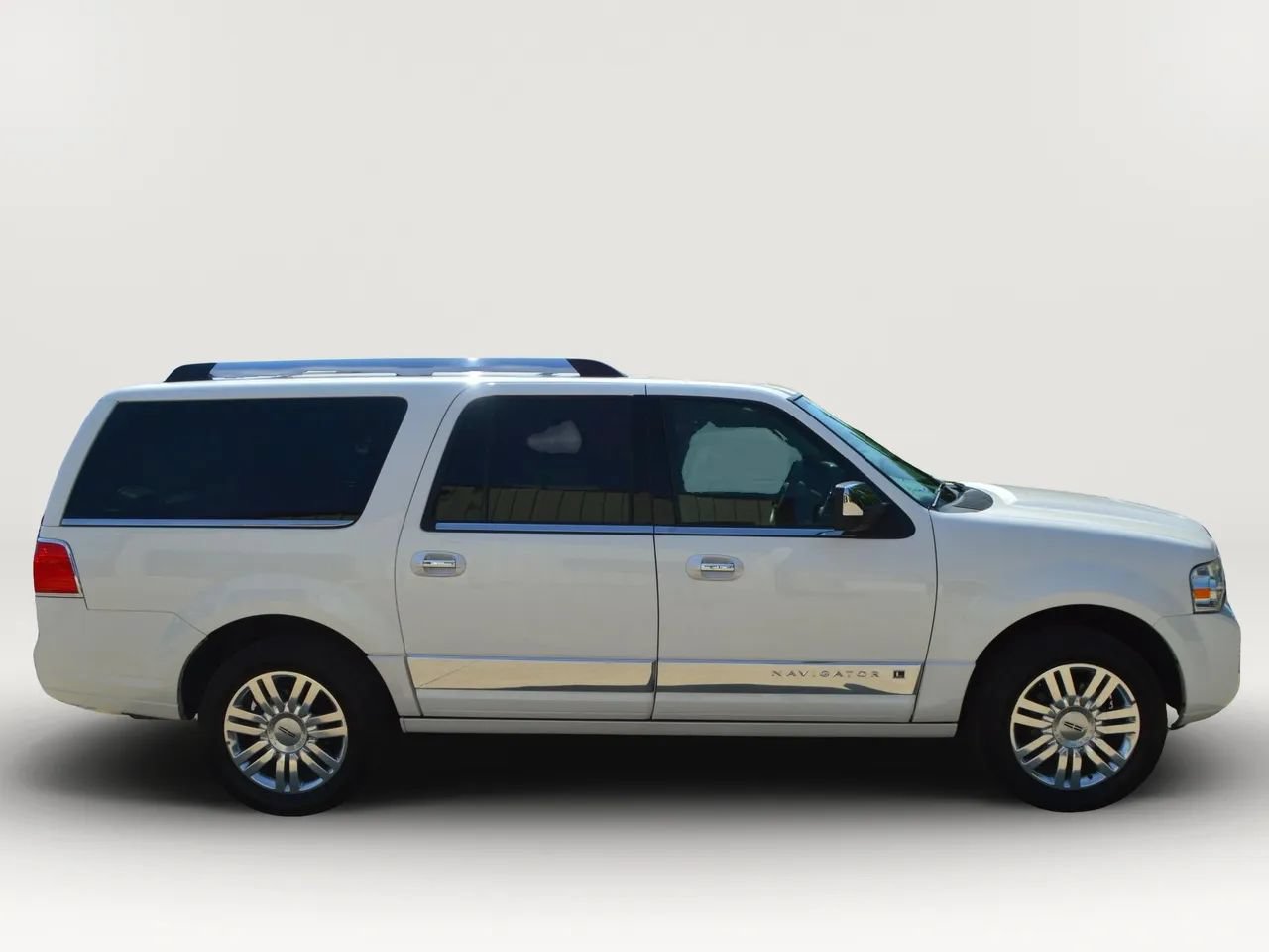 Used 2014 Lincoln Navigator L 4WD image 10
