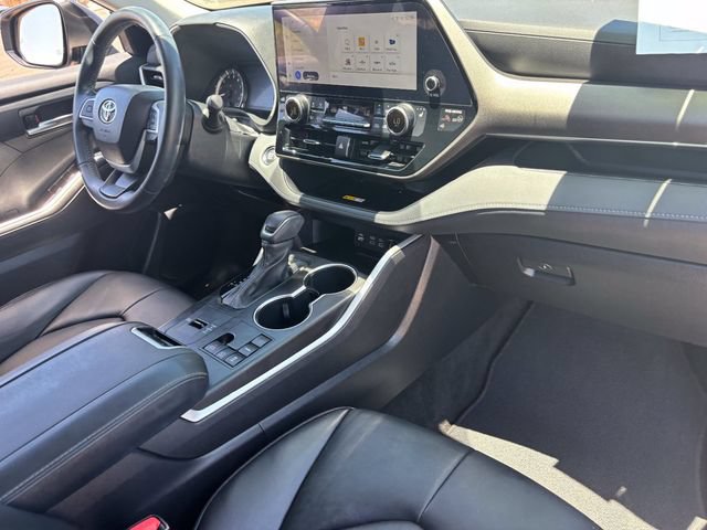 Used 2023 Toyota Highlander XLE FWD image 12