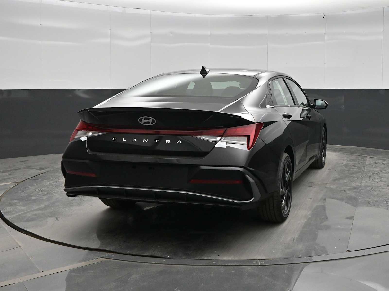 New 2026 Hyundai Elantra SEL Sport FWD image 6
