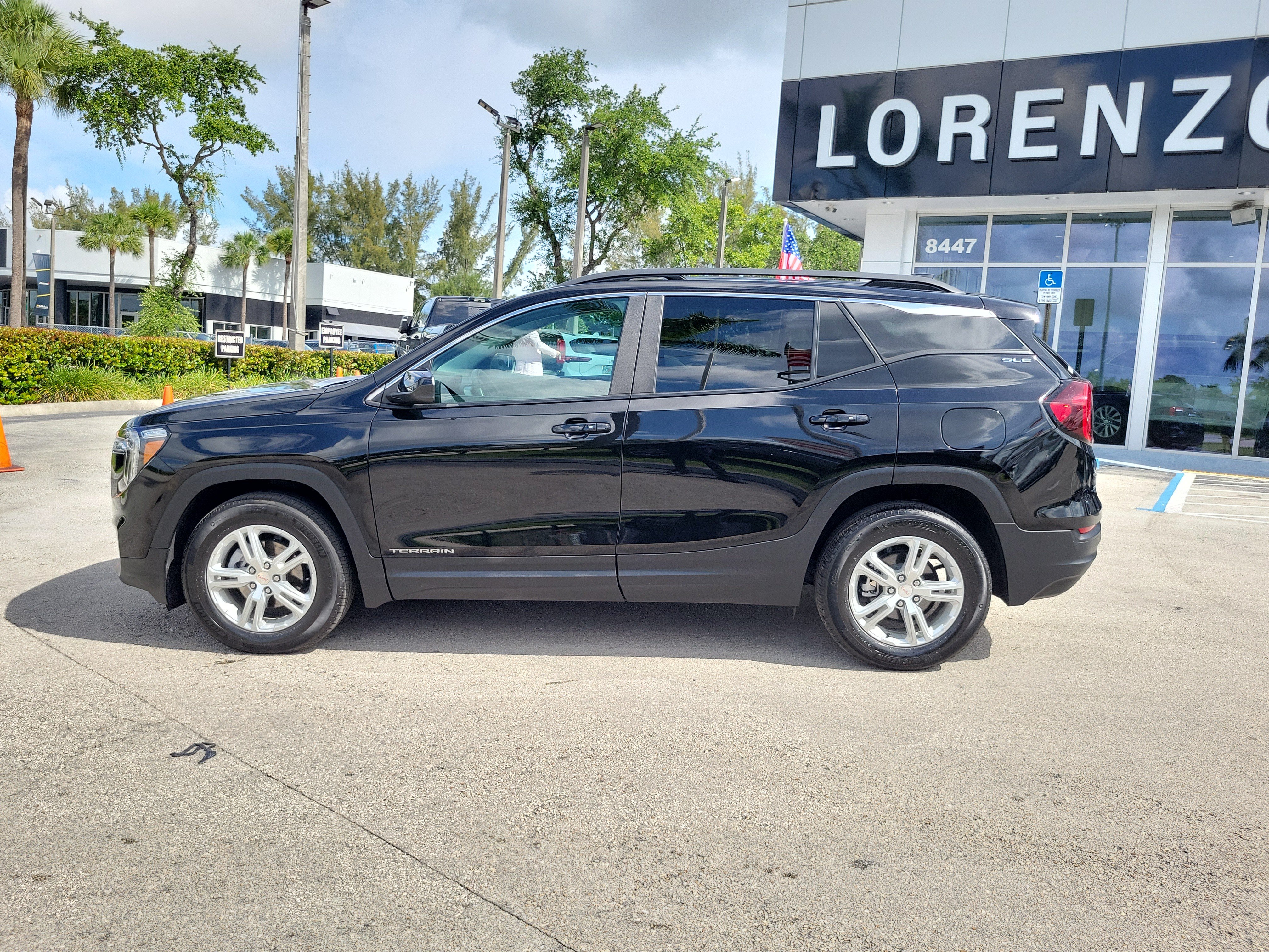 Used 2023 GMC Terrain SLE w/ Driver Convenience Package FWD image 8