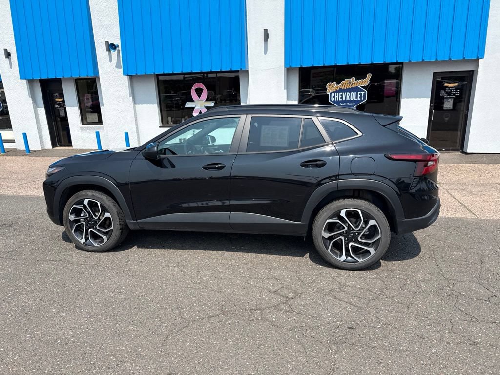 Used 2025 Chevrolet Trax RS FWD image 15
