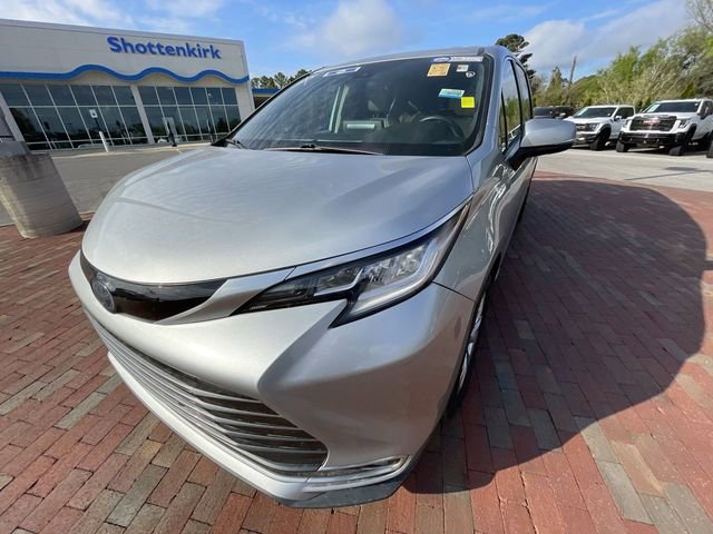 Used 2021 Toyota Sienna Limited image 6