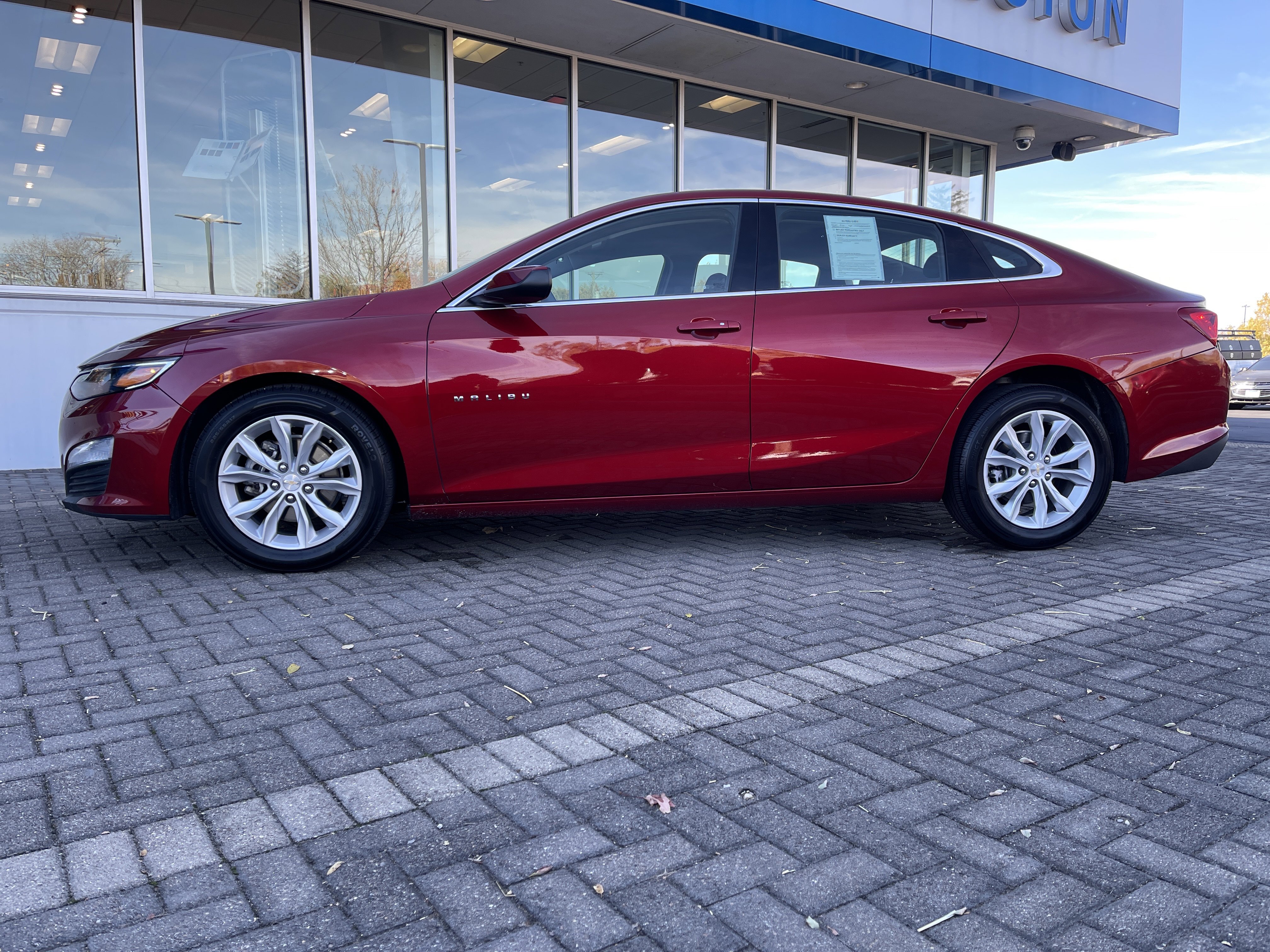 Used 2025 Chevrolet Malibu LT image 2