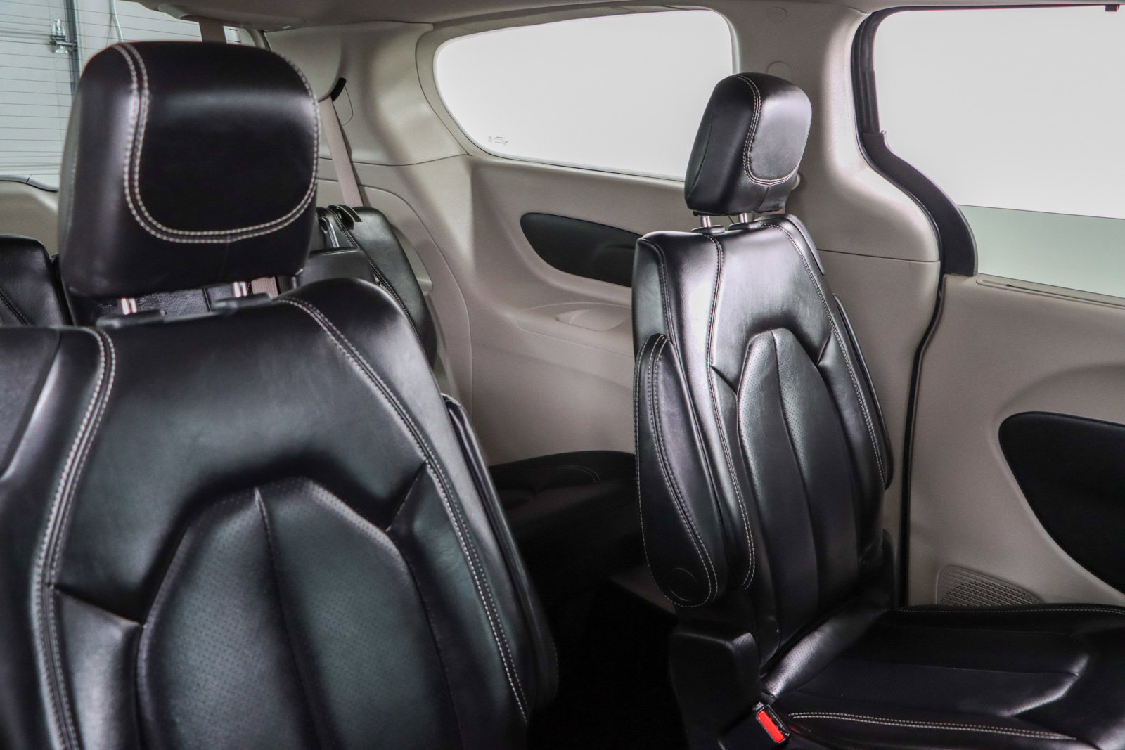 Used 2023 Chrysler Pacifica Touring-L FWD image 28