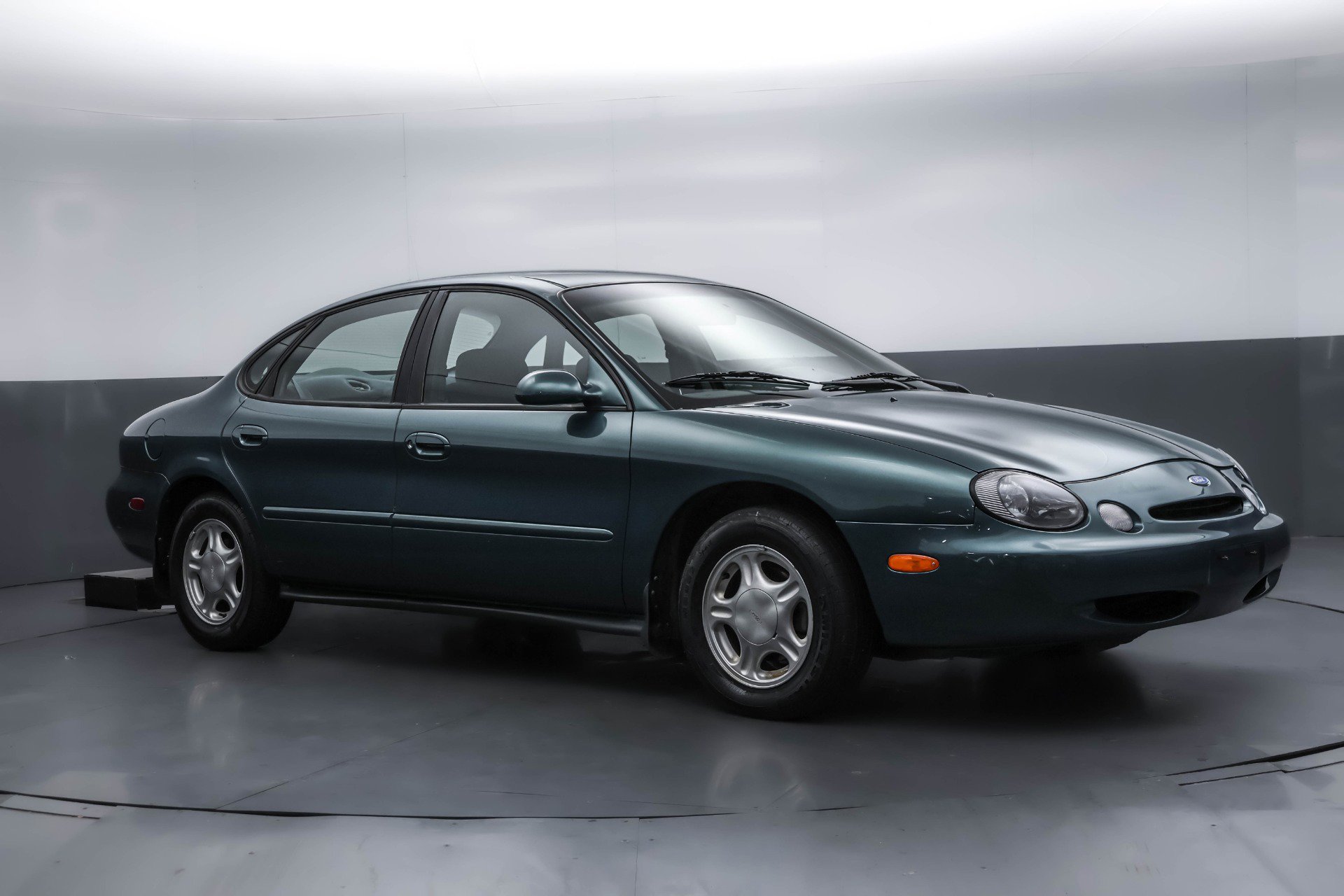 Used 1997 Ford Taurus GL image 4