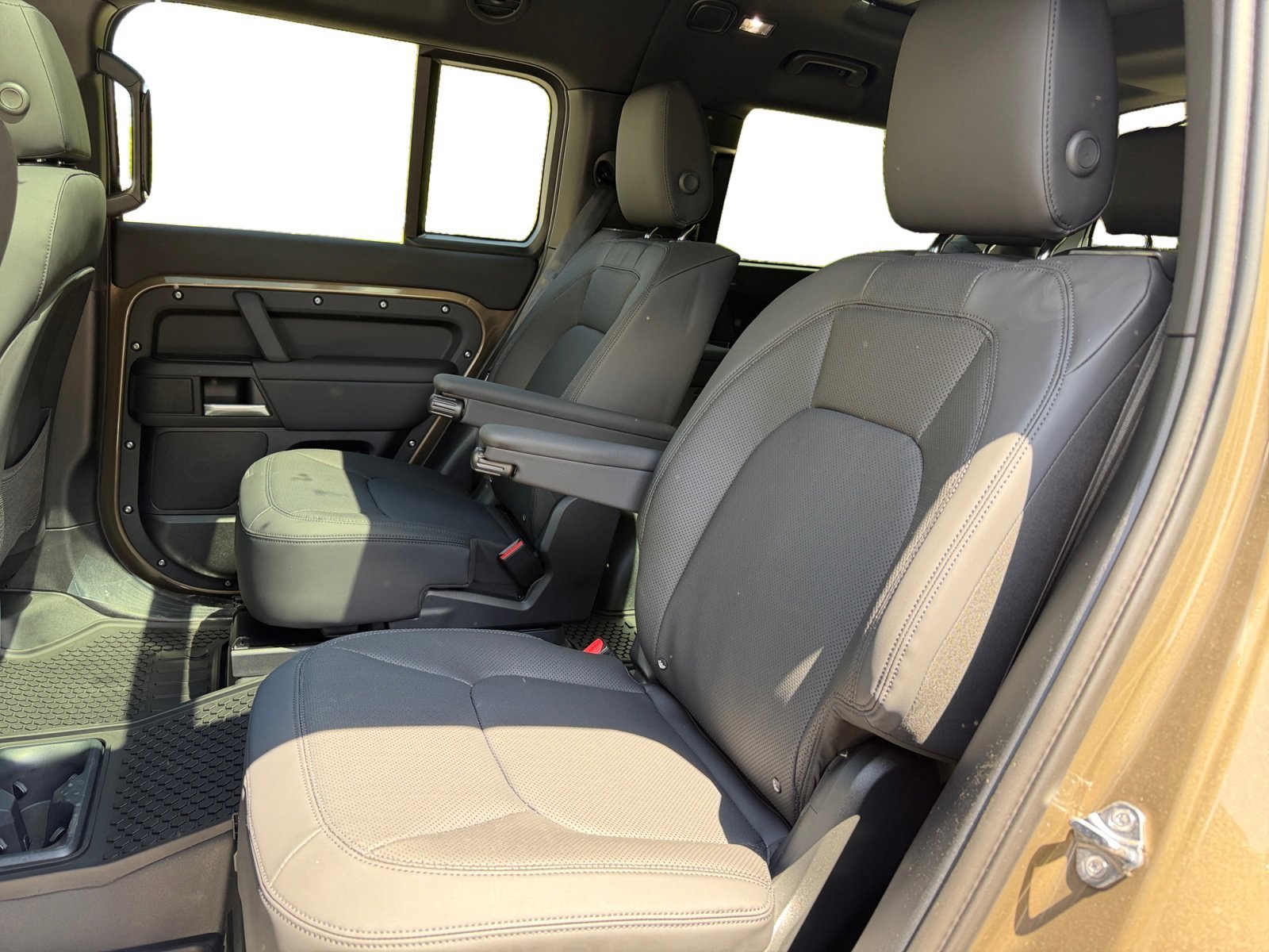 New 2026 Land Rover Defender 130 X-Dynamic SE AWD/4WD image 16