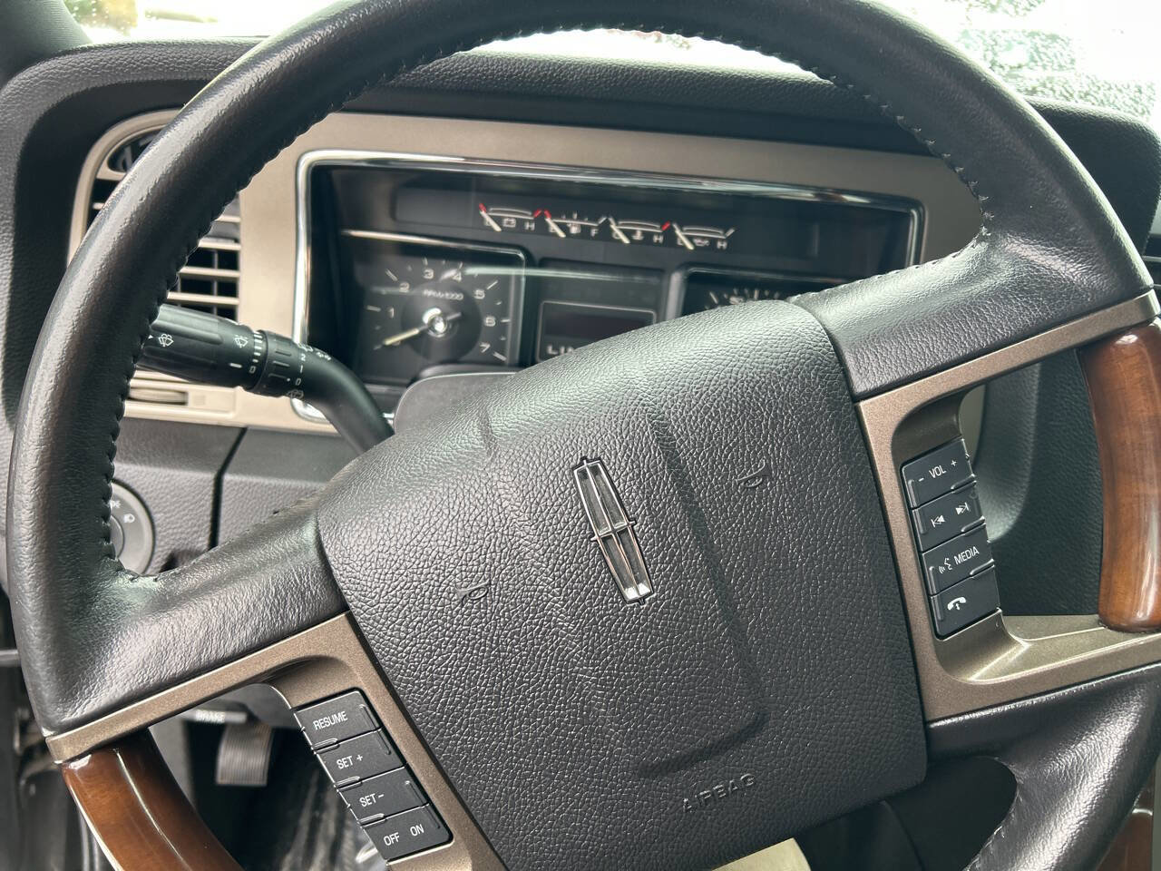 Used 2014 Lincoln Navigator 4WD image 6