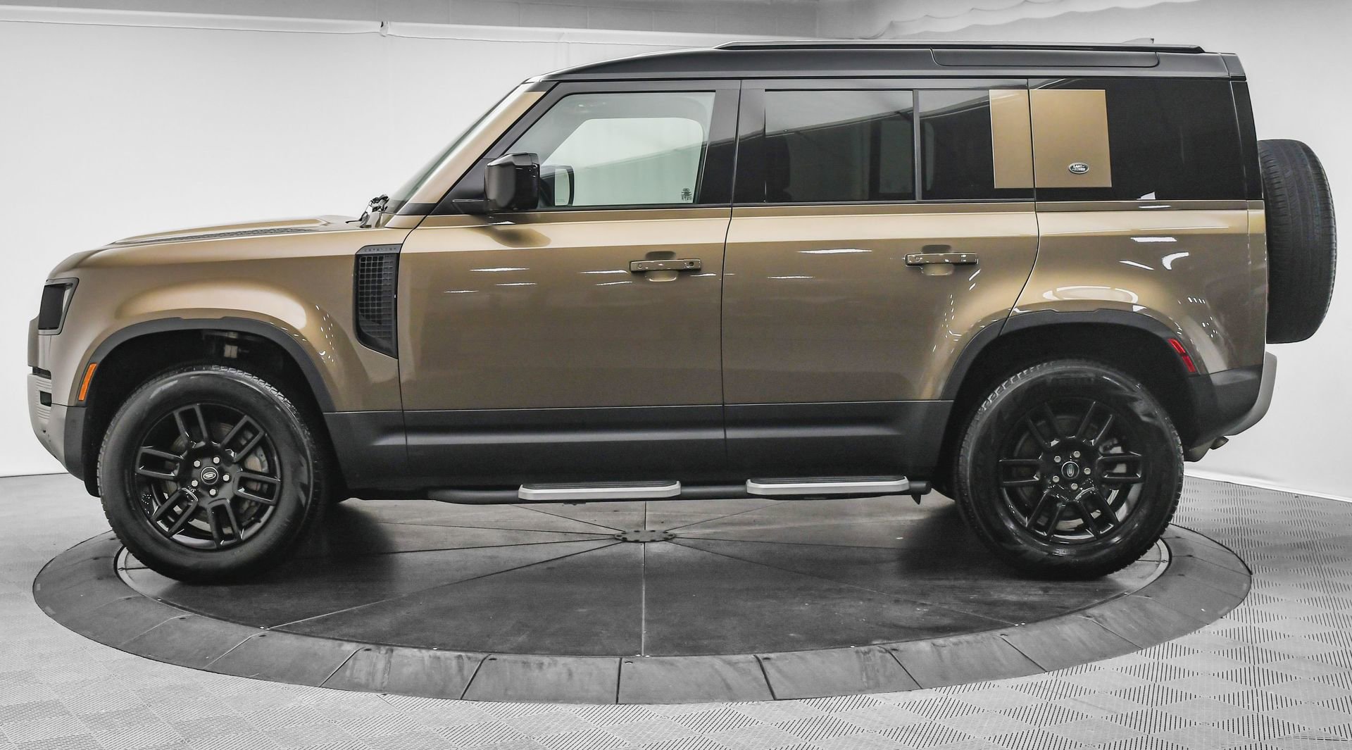 Used 2024 Land Rover Defender 110 S image 4