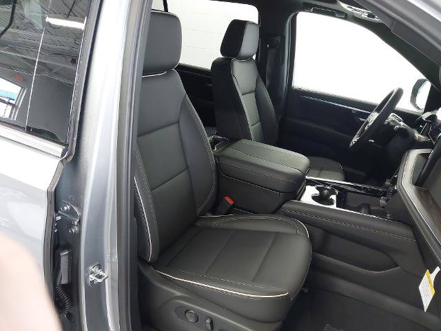 New 2026 Chevrolet Suburban Premier w/ Sun And Tow Package AWD/4WD image 28