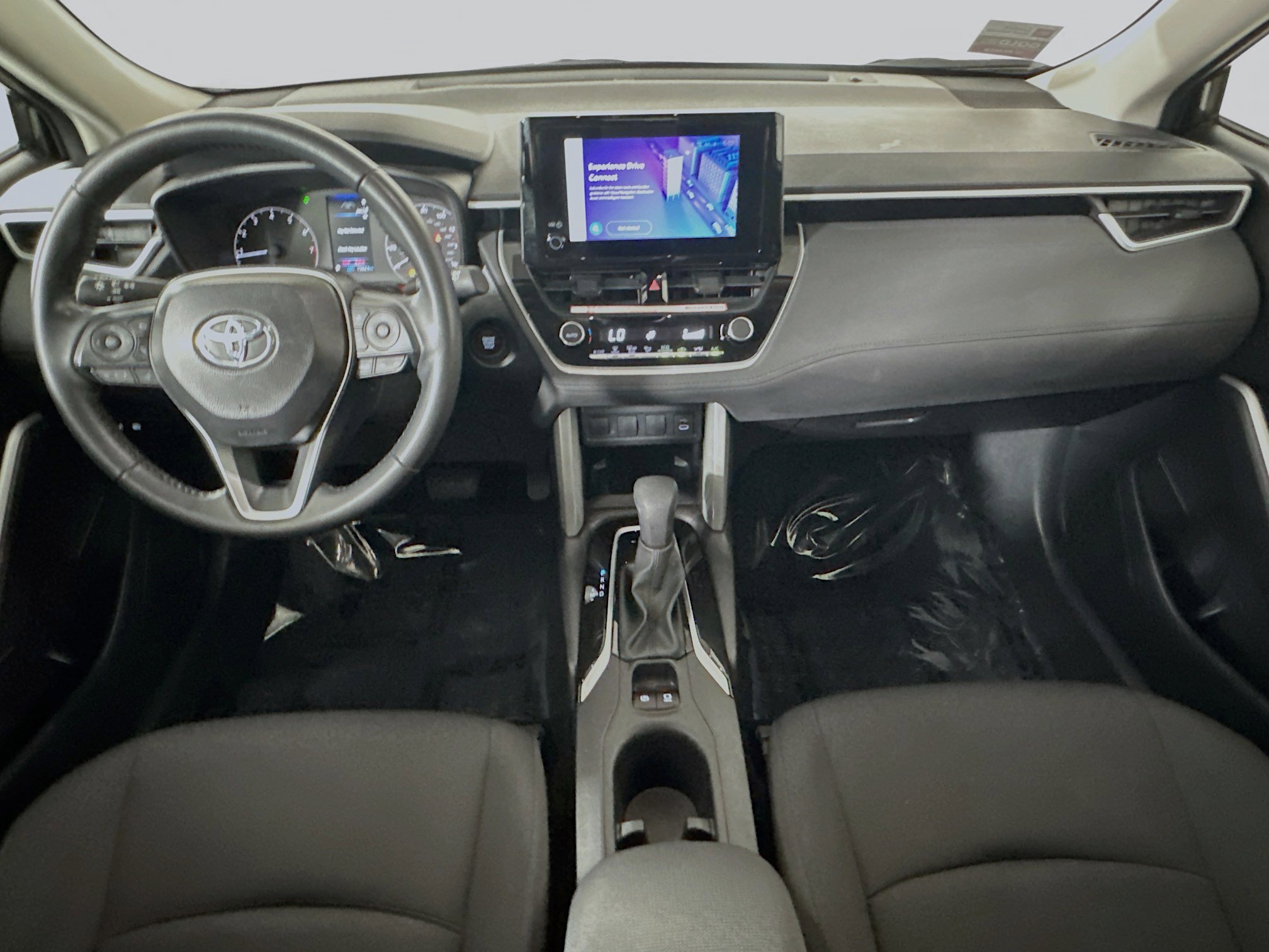 Used 2025 Toyota Corolla Cross LE image 27