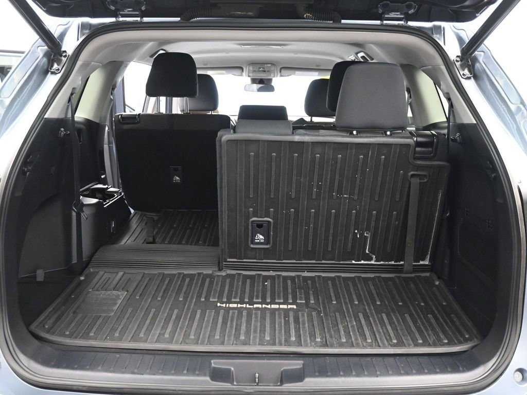 Used 2023 Toyota Highlander LE image 18
