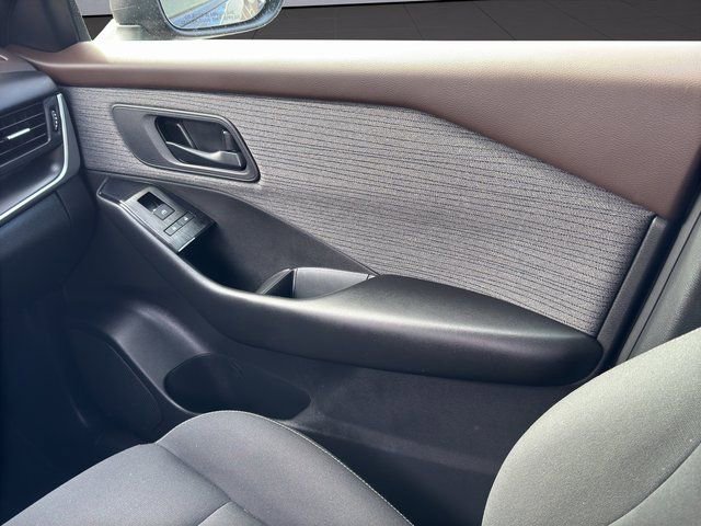 Used 2023 Nissan Rogue S image 25