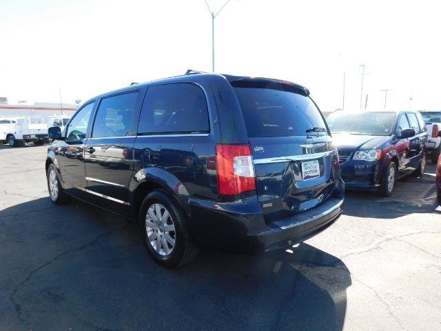 Used 2014 Chrysler Town & Country Touring FWD image 5