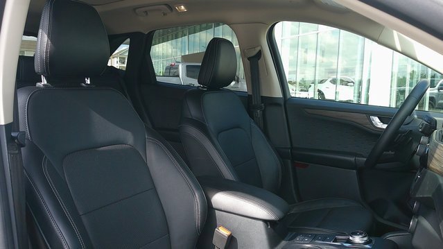 Used 2020 Ford Escape Titanium image 10