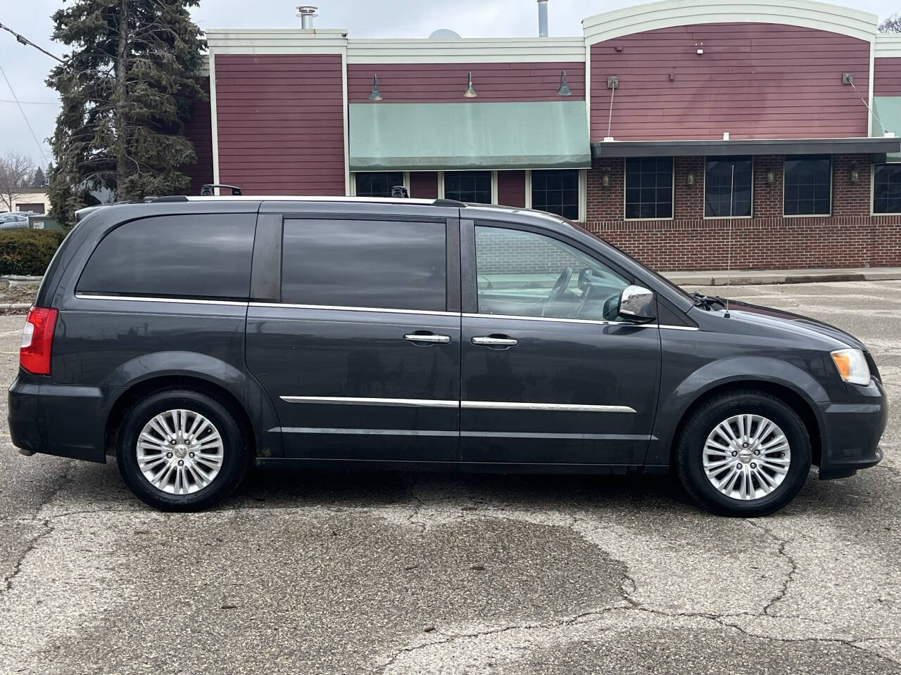 Used 2012 Chrysler Town & Country Limited w/ Luxury Group FWD image 4