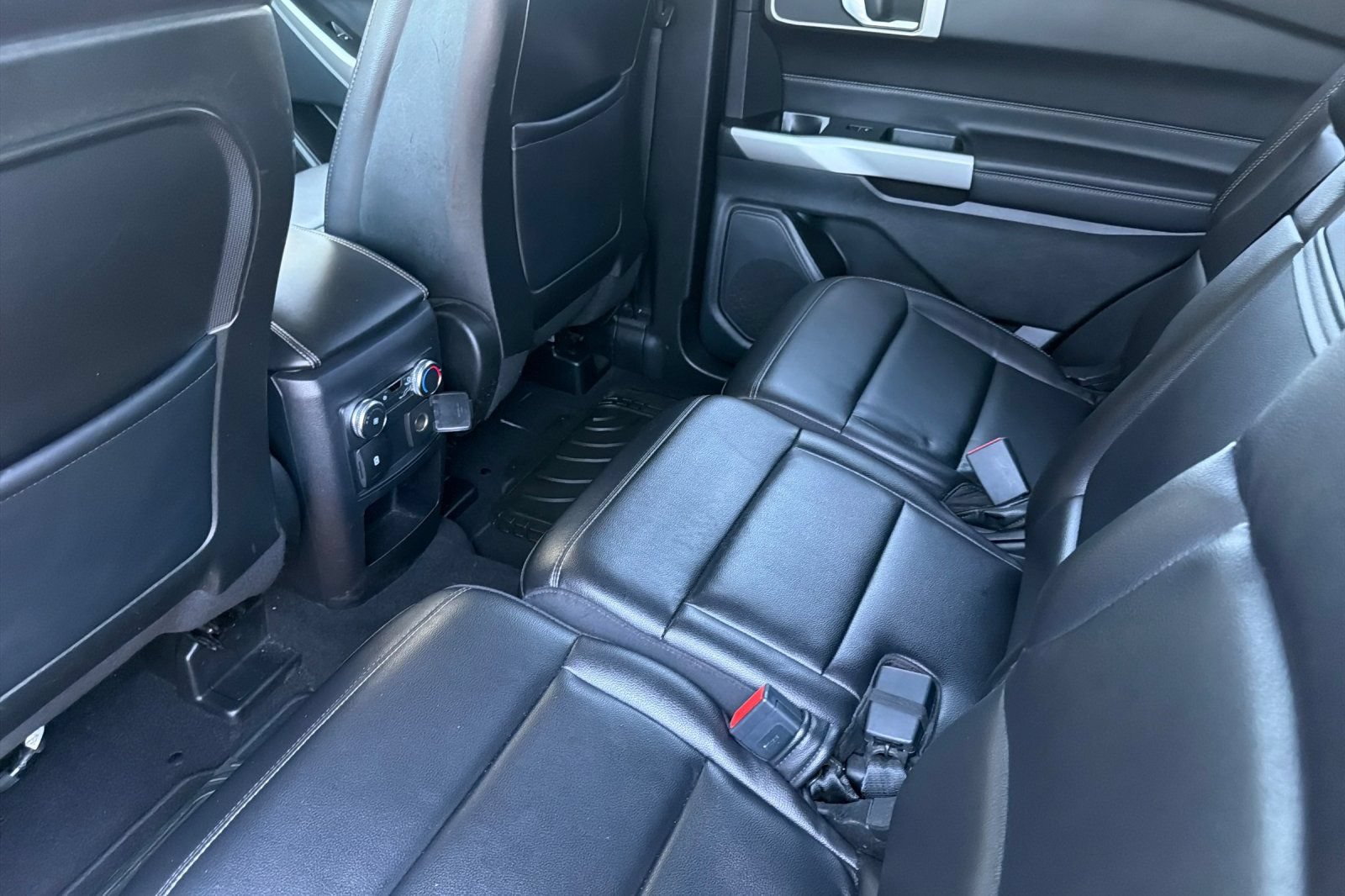 Used 2020 Ford Explorer XLT w/ Equipment Group 202A RWD image 16