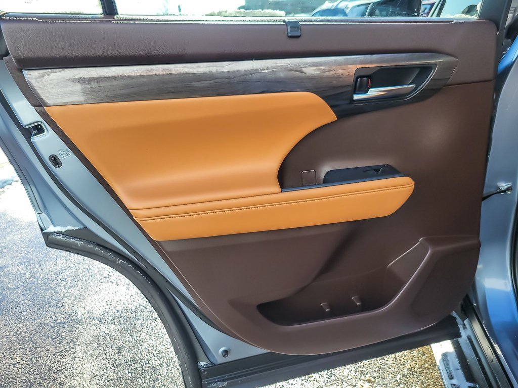 Used 2022 Toyota Highlander Platinum image 18