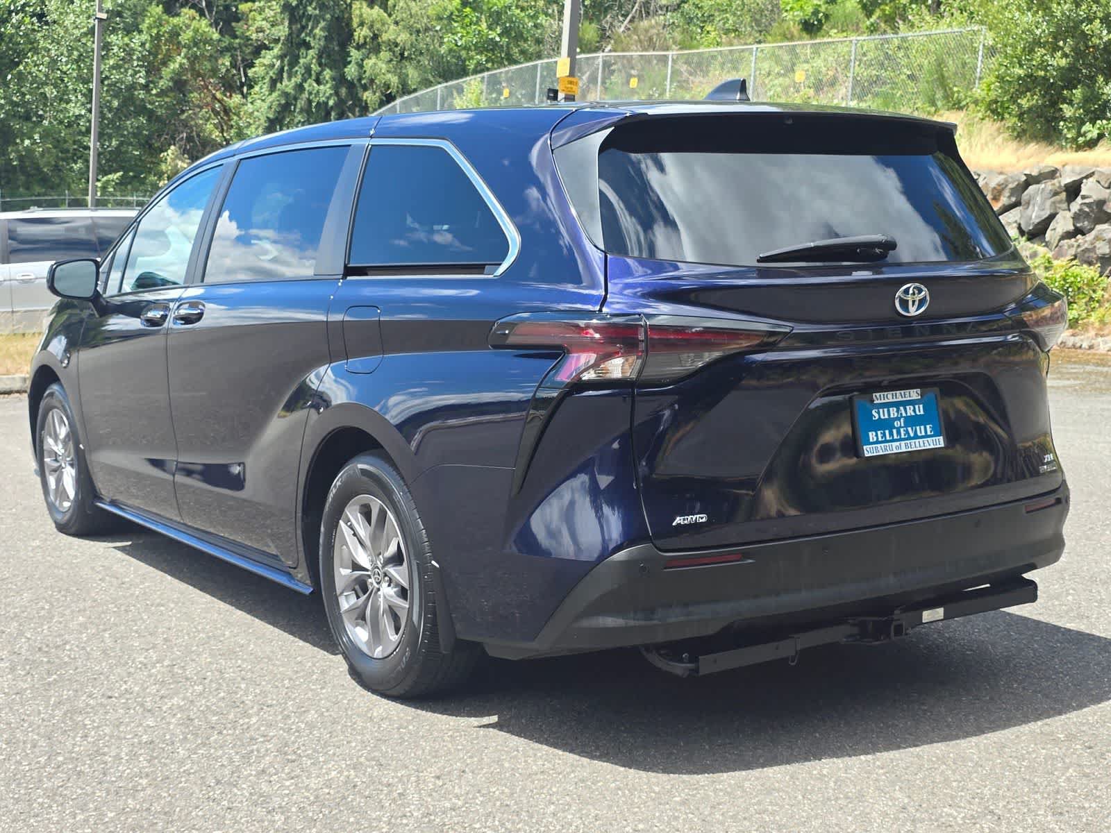 Used 2023 Toyota Sienna XLE AWD/4WD image 4