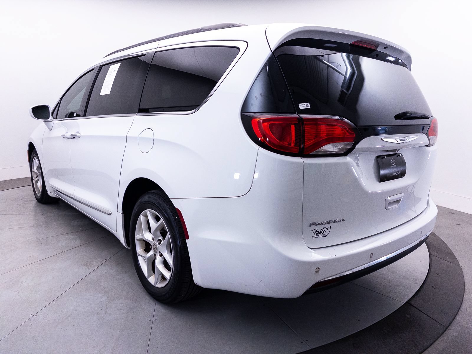 Used 2017 Chrysler Pacifica Touring-L w/ Tire & Wheel Group FWD image 12