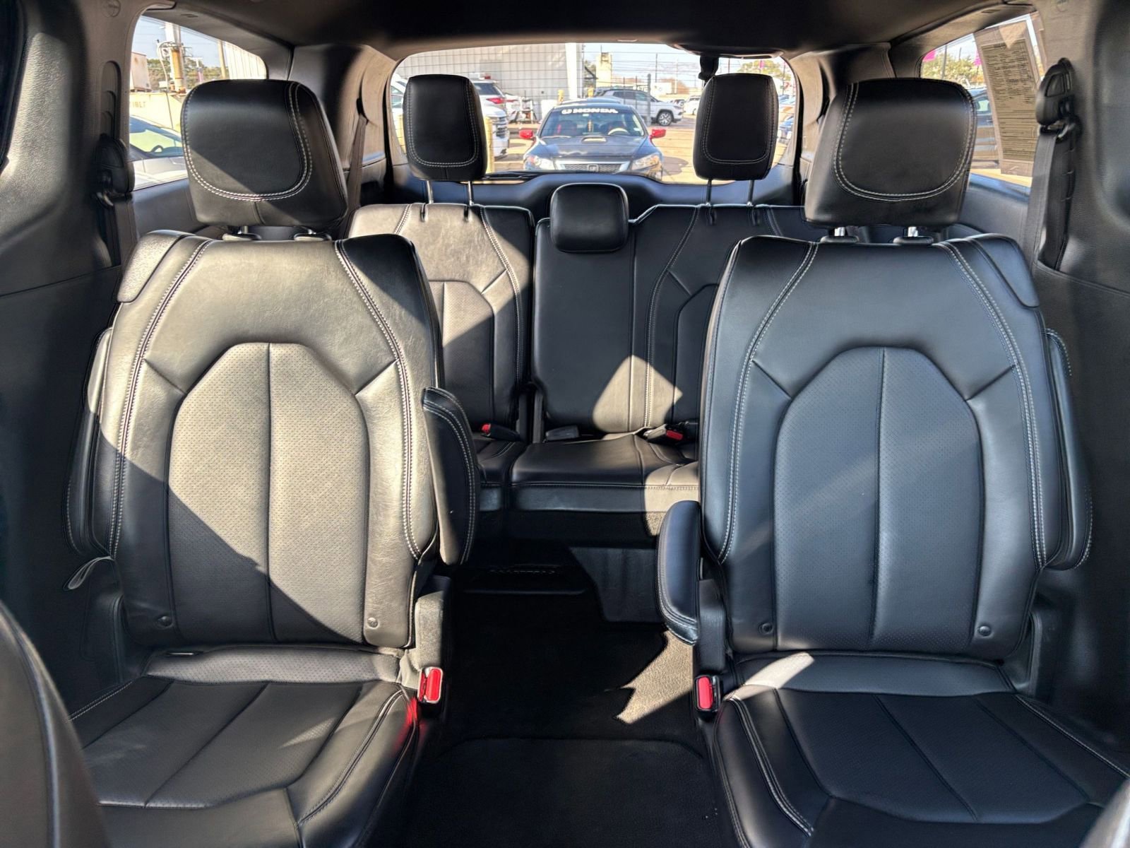 Used 2025 Chrysler Pacifica Select image 41