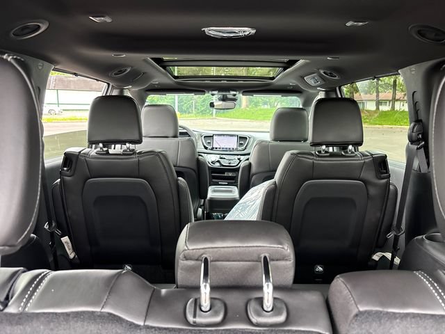 New 2027 Chrysler Pacifica Select w/ Family Tech Group AWD/4WD image 35