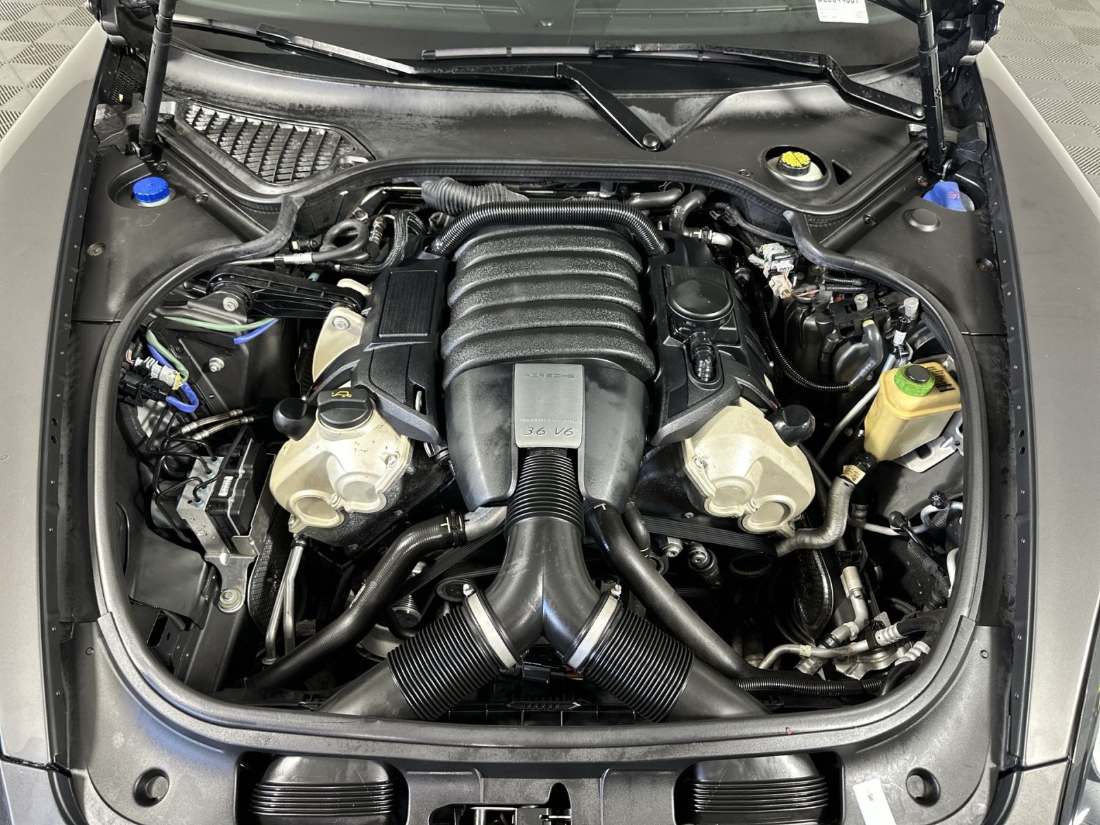 Used 2016 Porsche Panamera RWD image 28
