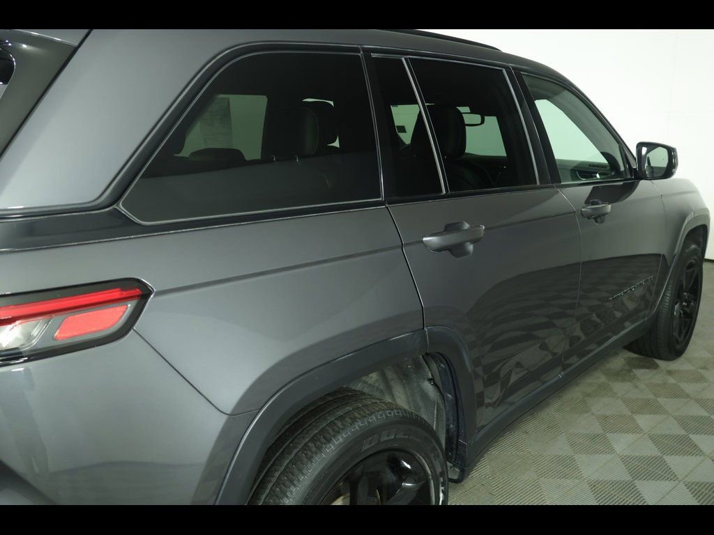 Used 2022 Jeep Grand Cherokee Altitude image 17