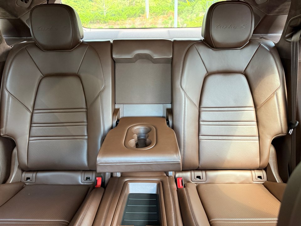Certified 2020 Porsche Cayenne Turbo S AWD/4WD image 24