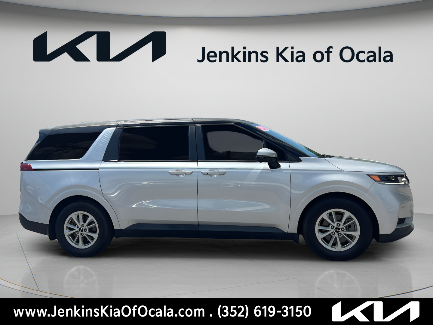 Used 2023 Kia Carnival LX FWD image 2