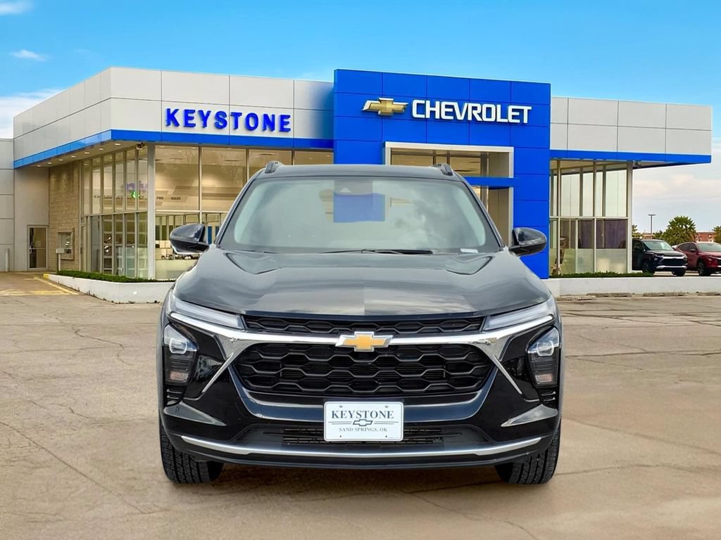 Used 2025 Chevrolet Trax LT FWD image 2