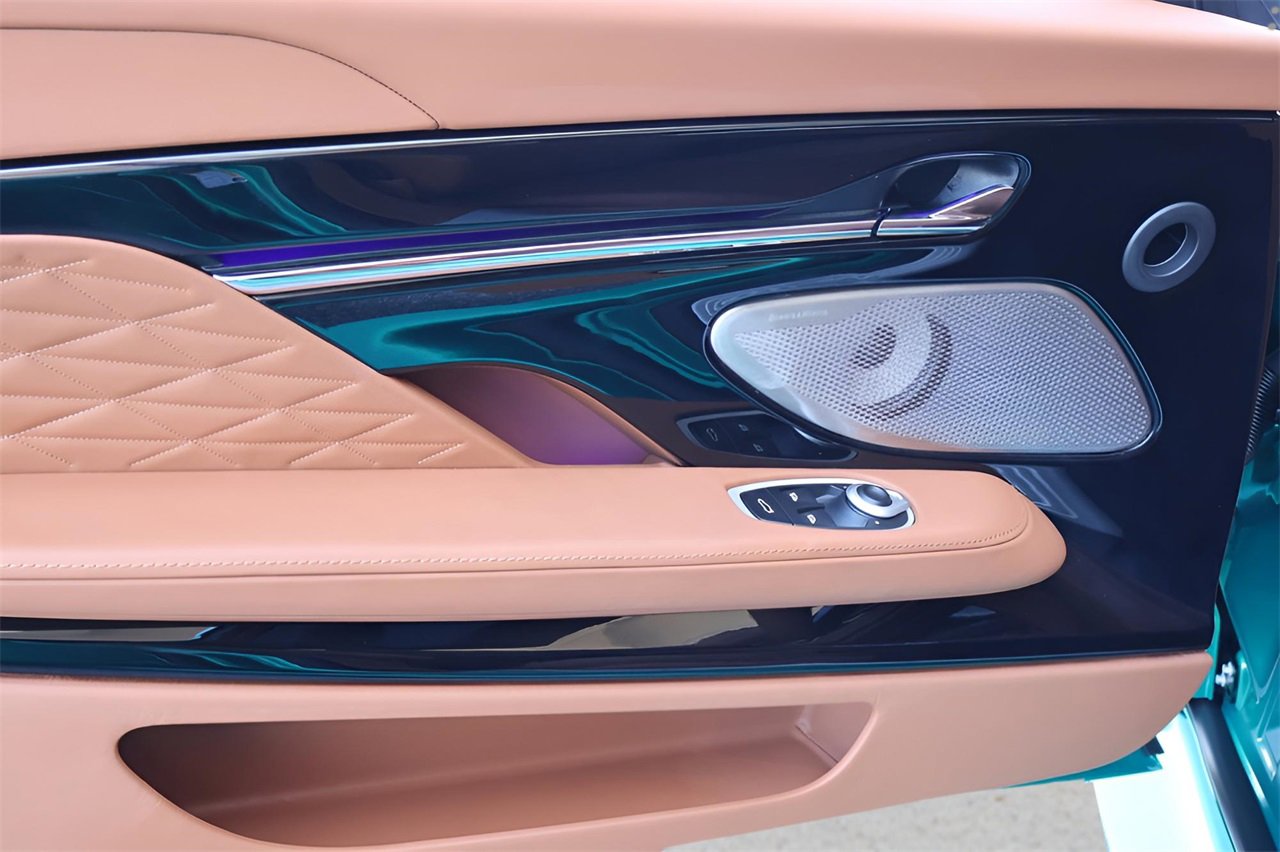 Used 2025 Aston Martin DB12 Coupe image 12