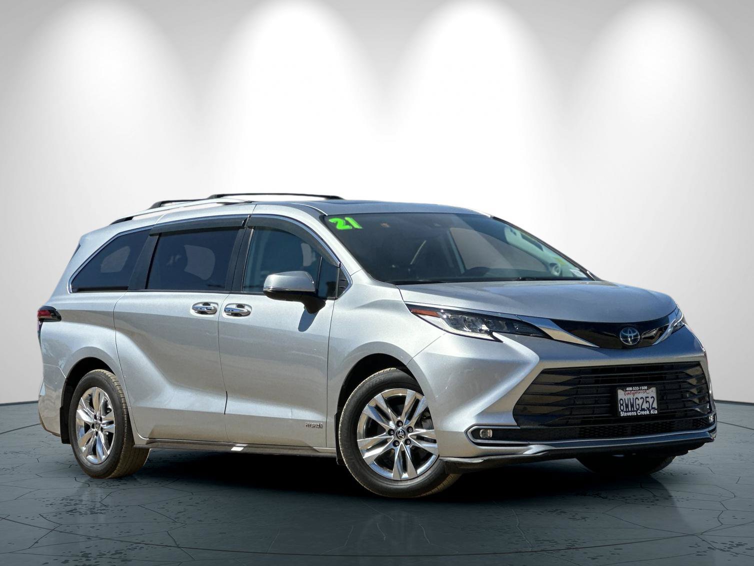Used 2021 Toyota Sienna Limited FWD image 2