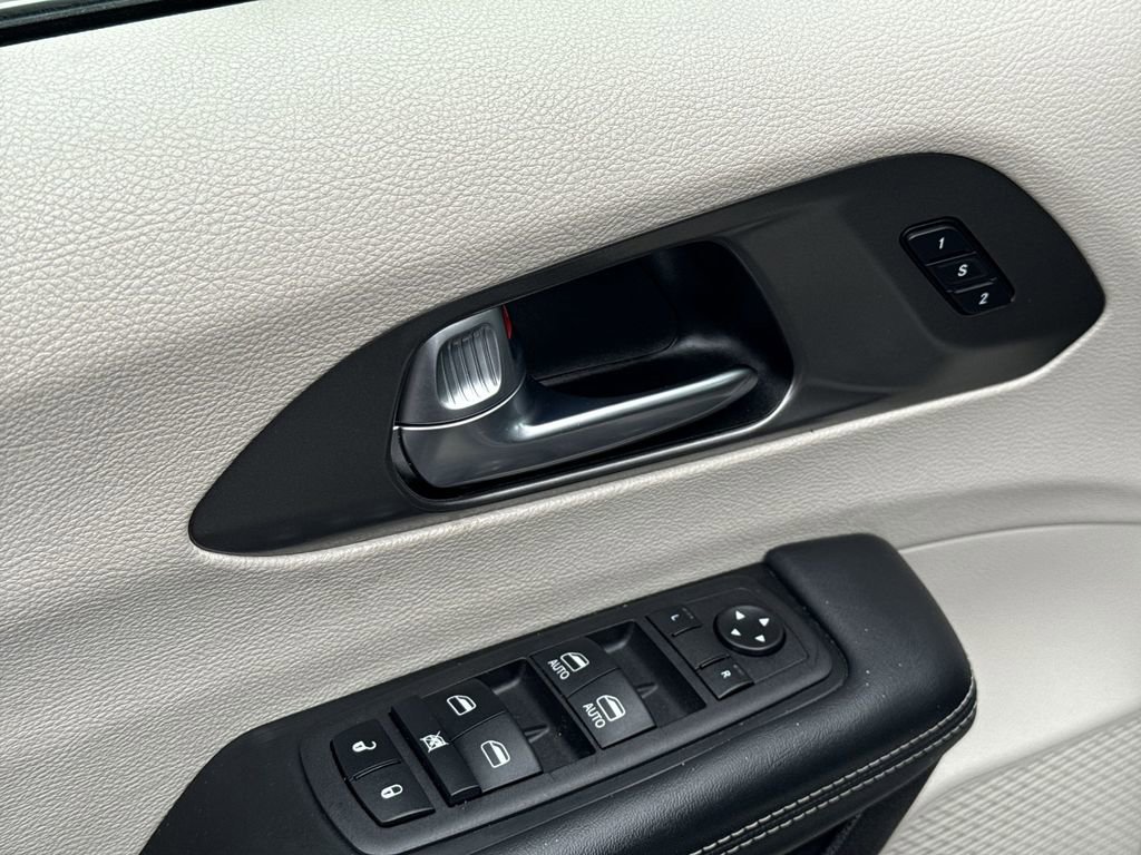Used 2023 Chrysler Pacifica Touring-L image 15