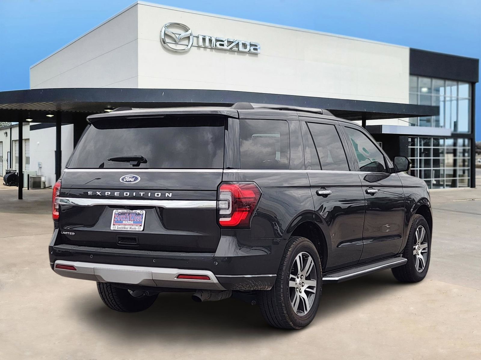 Used 2023 Ford Expedition Limited AWD/4WD image 5