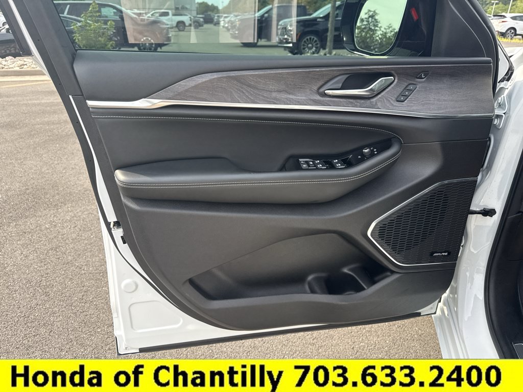 Used 2024 Jeep Grand Cherokee L Overland w/ Luxury Tech Group IV AWD/4WD image 21