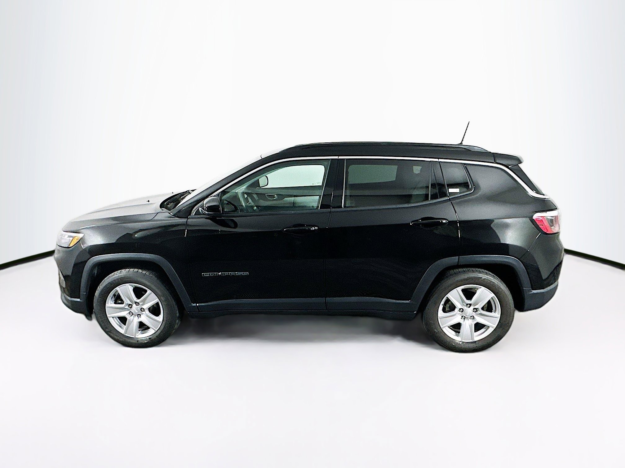 Used 2022 Jeep Compass Latitude FWD image 4