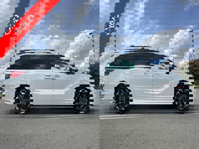 Used 2023 Honda Odyssey Elite image 3