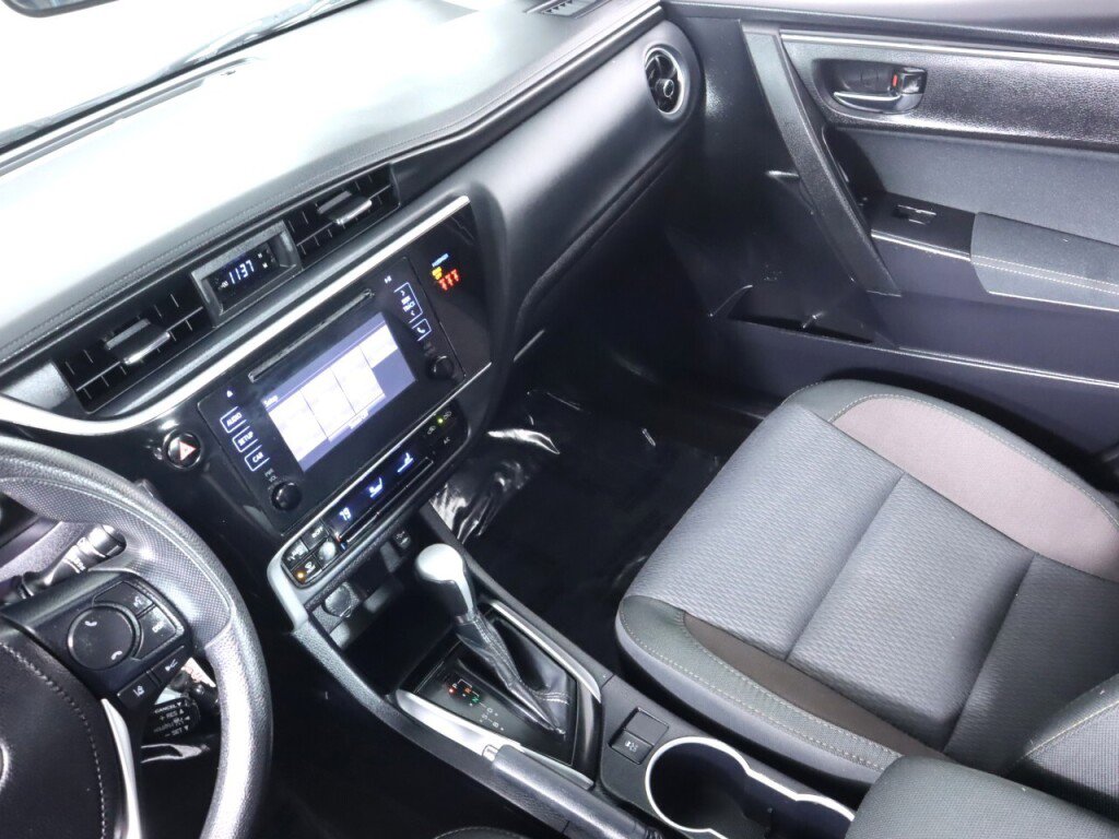 Used 2018 Toyota Corolla LE FWD image 29