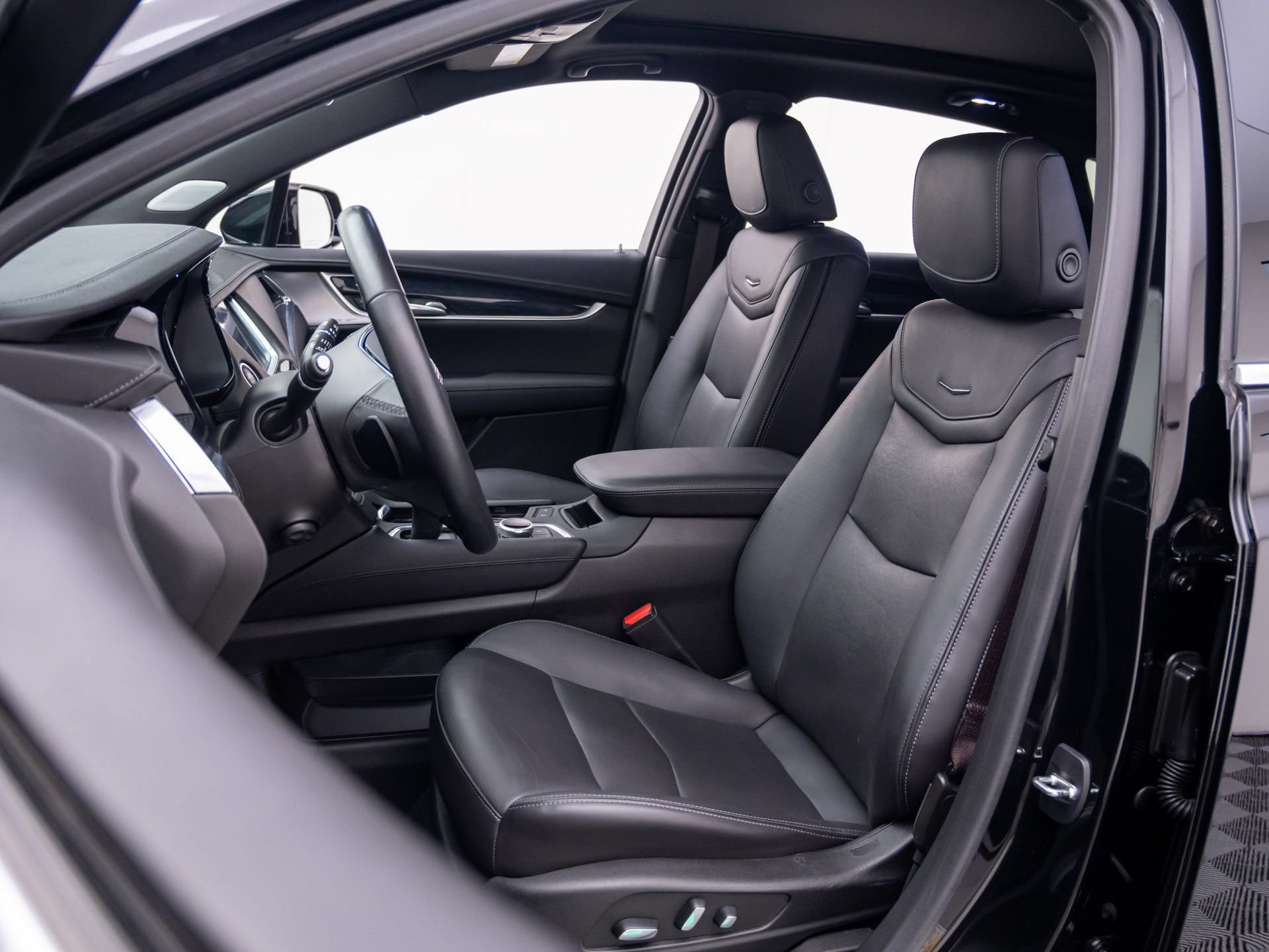 Used 2023 Cadillac XT5 Premium Luxury w/ LPO, Floor Liner Package AWD/4WD image 16