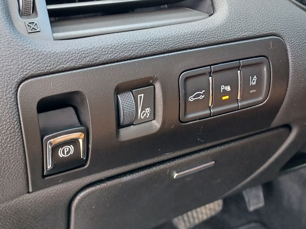Used 2016 Chevrolet Impala LTZ w/ Enhanced Convenience Package FWD image 16