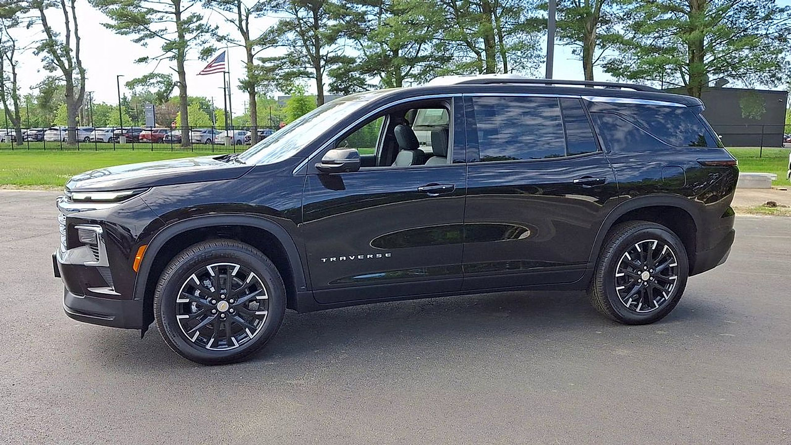 New 2026 Chevrolet Traverse LT w/ Sun and Wheel Package AWD/4WD image 7