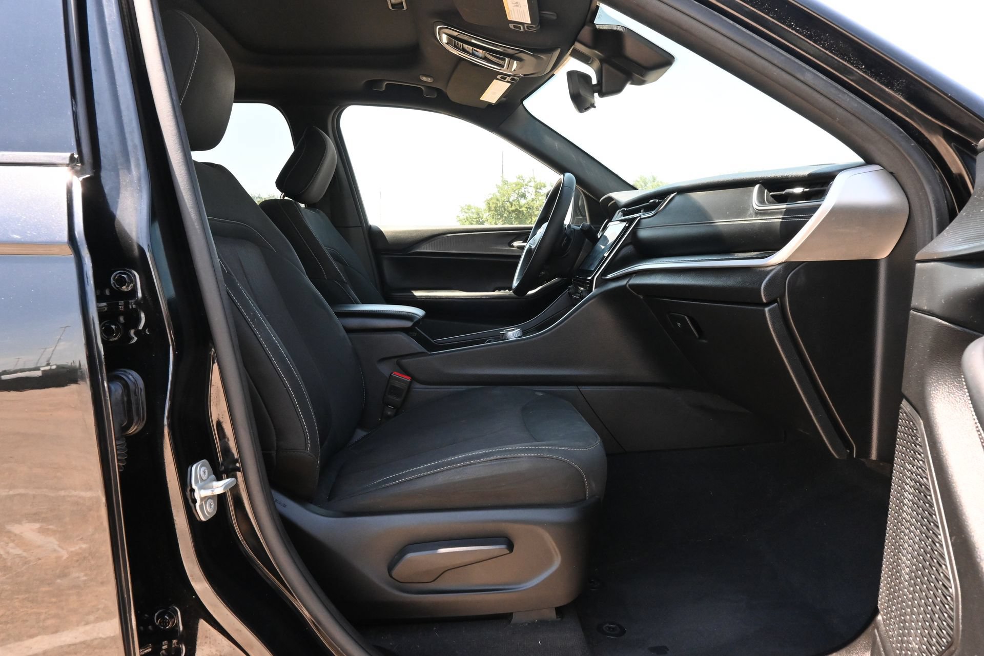 Used 2024 Jeep Grand Cherokee Laredo X RWD image 24